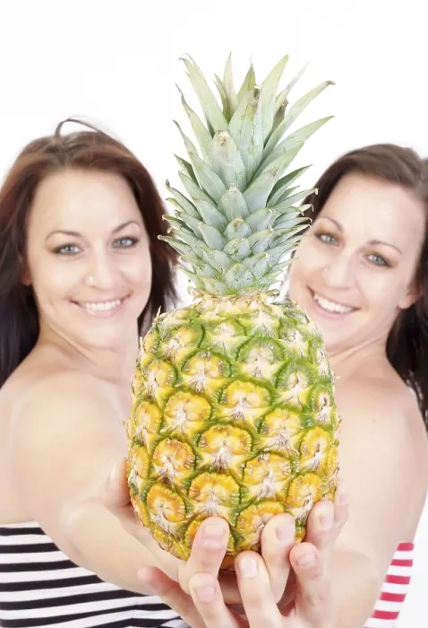Gerahmter Druck : Zwillings mit Ananas Gerahmter Druck : Zwillings mit Ananas