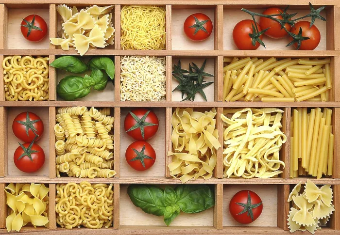 Gerahmter Druck : Typenudel mit Basilikum und Tomaten. Gerahmter Druck : Typenudel mit Basilikum und Tomaten.
