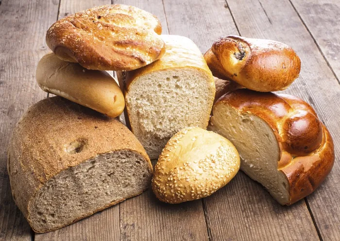 Gerahmter Druck : Brotsorten auf einem rustikalen Holztisch Gerahmter Druck : Brotsorten auf einem rustikalen Holztisch
