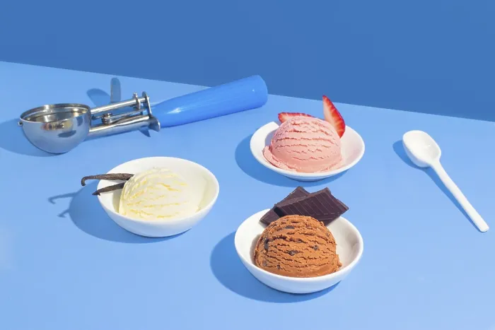 Gerahmter Druck : Drei Sorten von Eiscreme, Vanille. Gerahmter Druck : Drei Sorten von Eiscreme, Vanille.