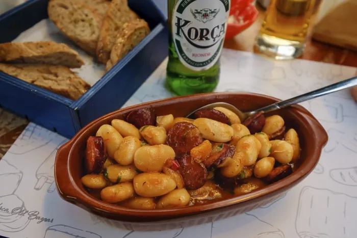 Gerahmter Druck : Typisches Gericht, Bohnenstew mit Wurst. Gerahmter Druck : Typisches Gericht, Bohnenstew mit Wurst.