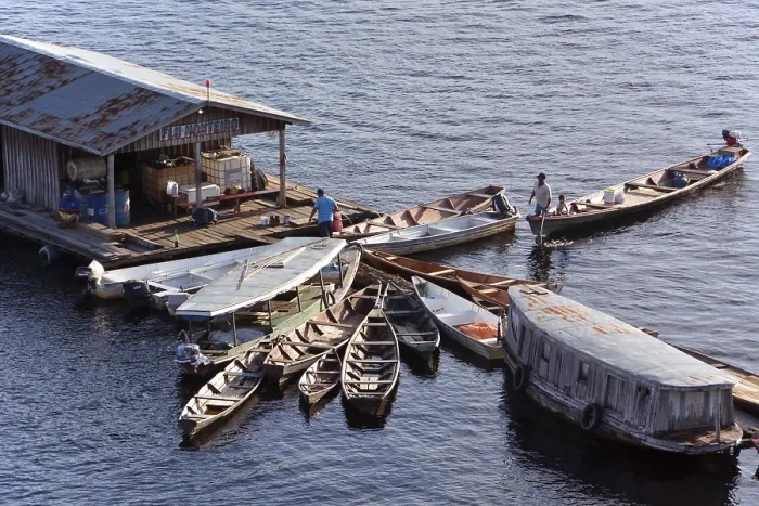 Gerahmter Druck : Typisches Flussboot für die Amazonas. Gerahmter Druck : Typisches Flussboot für die Amazonas.