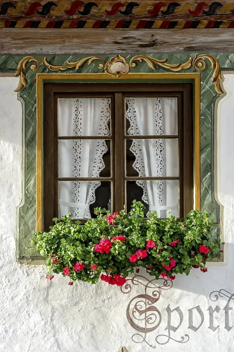 Gerahmter Druck : Typische Luftmalerei ums Fenster mit Geranien. Gerahmter Druck : Typische Luftmalerei ums Fenster mit Geranien.