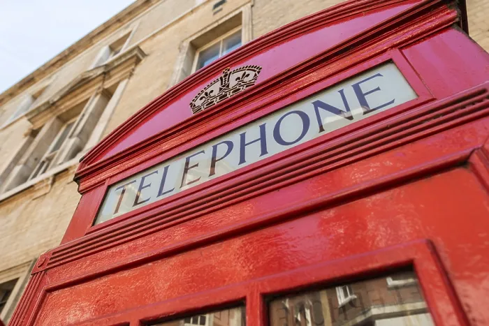 Gerahmter Druck : Typisches rotes Telefonhäuschen, Telefon. Gerahmter Druck : Typisches rotes Telefonhäuschen, Telefon.