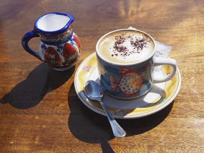 Gerahmter Druck : Typischerweise bemalter Keramik in einem Café. Gerahmter Druck : Typischerweise bemalter Keramik in einem Café.