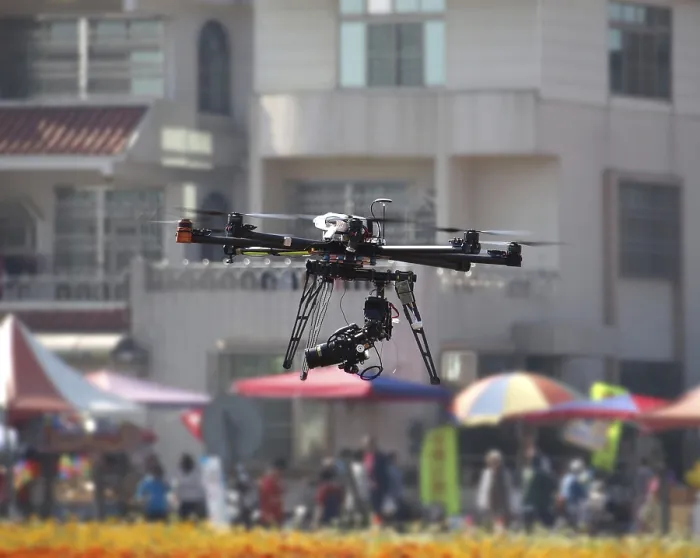 Gerahmter Druck : Ein UAV oder Drohne mit einem digitalen Kamera montiert. Gerahmter Druck : Ein UAV oder Drohne mit einem digitalen Kamera montiert.