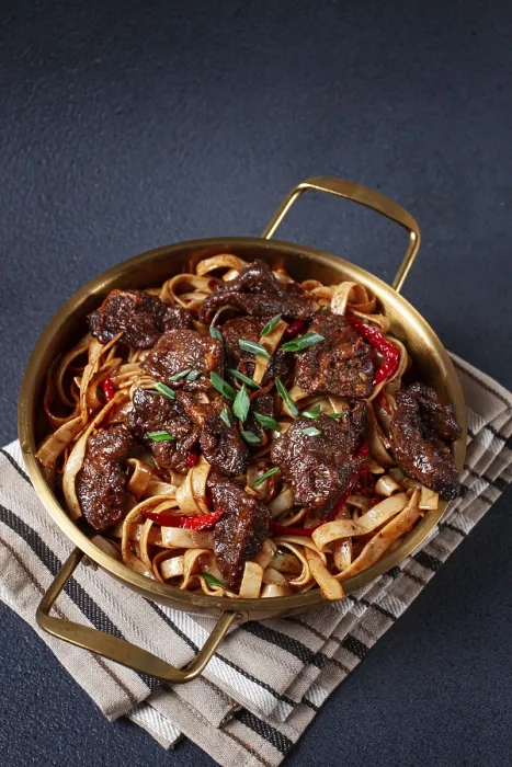 Gerahmter Druck : Udon-Nudeln mit mongolischem Rindfleisch. Gerahmter Druck : Udon-Nudeln mit mongolischem Rindfleisch.