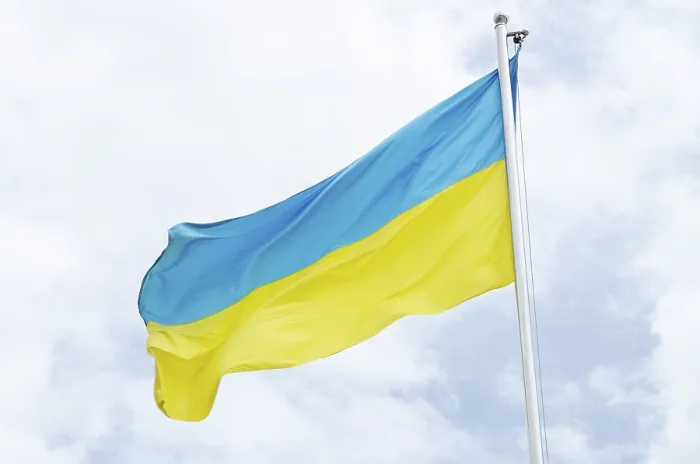 Gerahmter Druck : Ukrainisches Flagge auf Flaggenmast. Gerahmter Druck : Ukrainisches Flagge auf Flaggenmast.