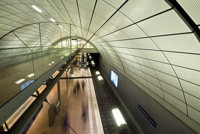 Gerahmter Druck : Unterirdische S-Bahn-Station Gerahmter Druck : Unterirdische S-Bahn-Station