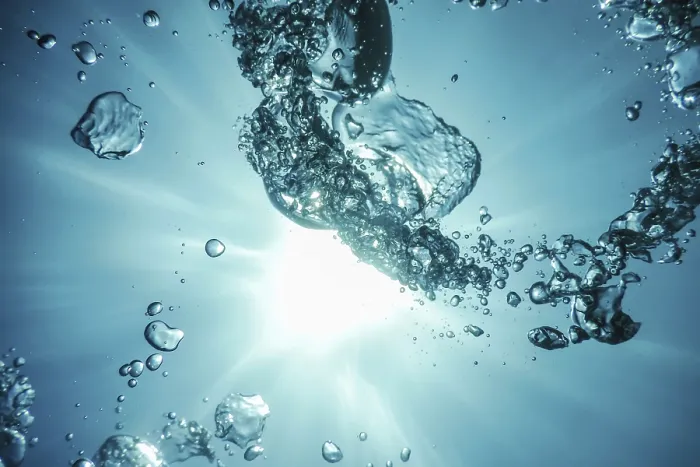 Gerahmter Druck : Unterwasserluftblasen mit Sonnenlicht.