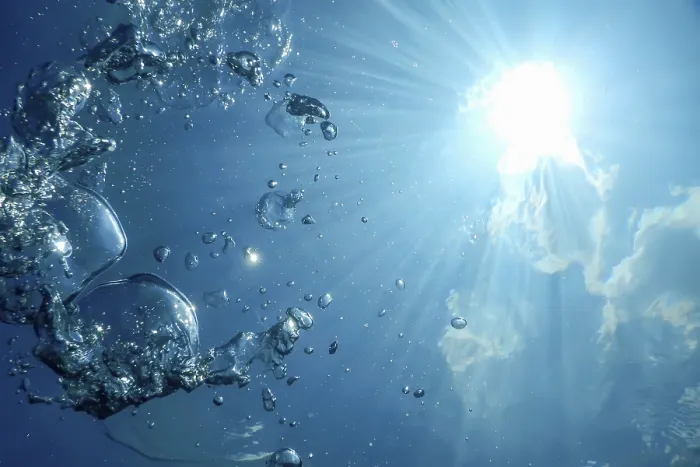 Gerahmter Druck : Unterwasser Blasen Sonnenlicht, Unterwasser Hintergrund Blasen Wasser Oberfläche Gerahmter Druck : Unterwasser Blasen Sonnenlicht, Unterwasser Hintergrund Blasen Wasser Oberfläche