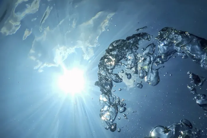 Gerahmter Druck : Unterwasserbläschen Sonnenlicht, Unterwasserhintergrund Bläschen Wasser Oberfläche Gerahmter Druck : Unterwasserbläschen Sonnenlicht, Unterwasserhintergrund Bläschen Wasser Oberfläche