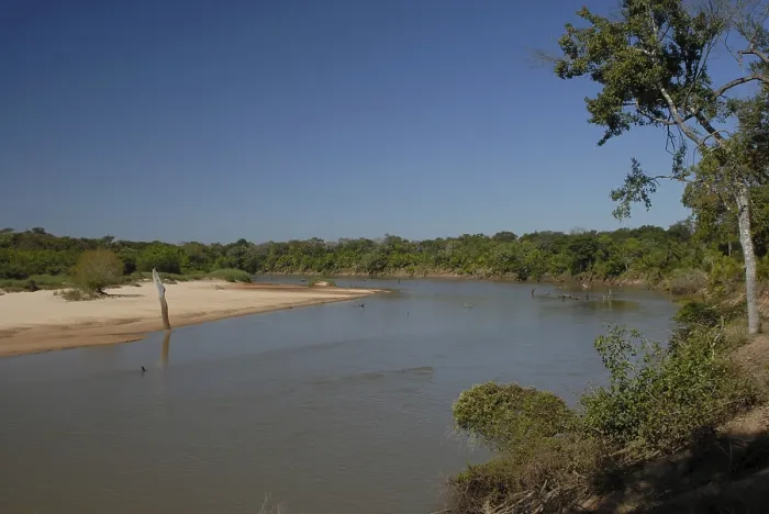 Gerahmter Druck : Unberührter Fluss durch Regenwald. Gerahmter Druck : Unberührter Fluss durch Regenwald.
