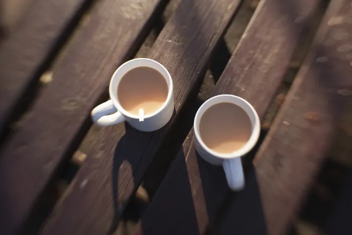Gerahmter Druck : Ungeschriebene Kaffees auf einem Tisch in einem Café. Gerahmter Druck : Ungeschriebene Kaffees auf einem Tisch in einem Café.