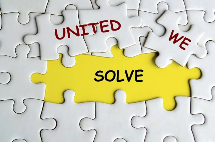Gerahmter Druck : Einheit hilft uns, Text über fehlendes Puzzle, das Teamarbeit und Einheit darstellt. Gerahmter Druck : Einheit hilft uns, Text über fehlendes Puzzle, das Teamarbeit und Einheit darstellt.