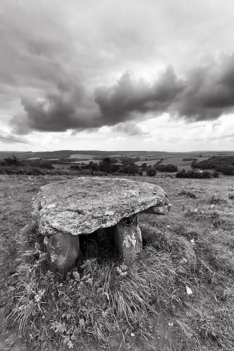 Gerahmter Druck : Unbekannter Dolmen in einem Wiesen, dramatischer wolkenverhüllter Himmel. Gerahmter Druck : Unbekannter Dolmen in einem Wiesen, dramatischer wolkenverhüllter Himmel.