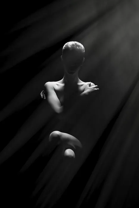 Gerahmter Druck : Unerkennbare weibliche Silhouette in der Dunkelheit mit Lichtstrahlen. Gerahmter Druck : Unerkennbare weibliche Silhouette in der Dunkelheit mit Lichtstrahlen.