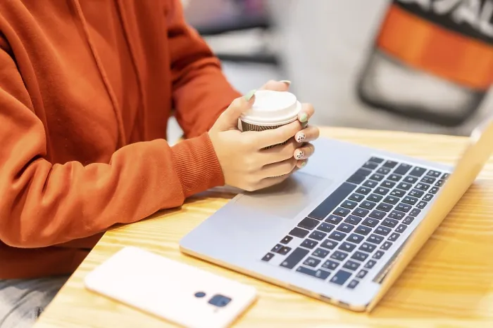 Gerahmter Druck : Unkenntliche Person mit Kaffee liest eine E-Mail am Computer. Gerahmter Druck : Unkenntliche Person mit Kaffee liest eine E-Mail am Computer.