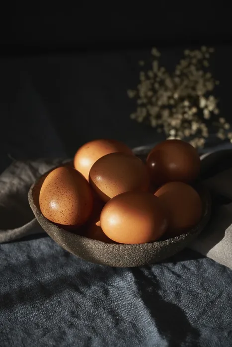Gerahmter Druck : Ungewöhnliches Ostern auf dunklem Hintergrund. Gerahmter Druck : Ungewöhnliches Ostern auf dunklem Hintergrund.
