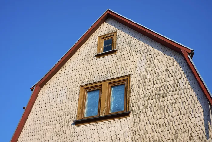 Gerahmter Druck : Oberer Teil eines Hauses mit Giebel und Fenstern. Gerahmter Druck : Oberer Teil eines Hauses mit Giebel und Fenstern.
