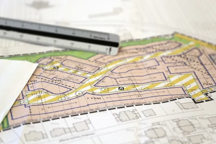 Gerahmter Druck : Stadtentwicklungsplan auf einem Schreibtisch. Gerahmter Druck : Stadtentwicklungsplan auf einem Schreibtisch.
