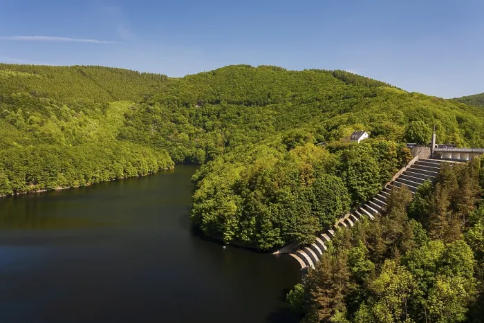Gerahmter Druck : Urftstausee-Damm, Obersee, Naturschutzgebiet Eifel. Gerahmter Druck : Urftstausee-Damm, Obersee, Naturschutzgebiet Eifel.