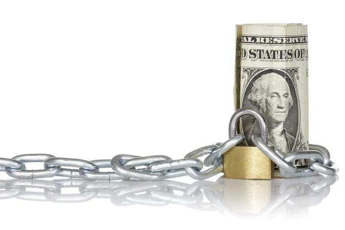 Gerahmter Druck : US-Dollar-Scheine mit Schloss und Kette. Gerahmter Druck : US-Dollar-Scheine mit Schloss und Kette.