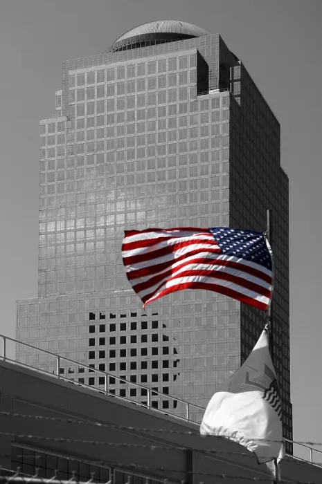 Gerahmter Druck : US-Flagge vor einem Wolkenkratzer am Ground Zero. Gerahmter Druck : US-Flagge vor einem Wolkenkratzer am Ground Zero.