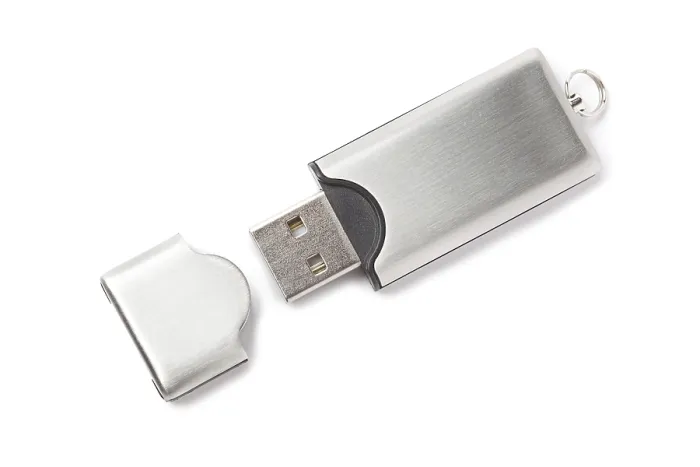 Gerahmter Druck : USB-Flash-Speicherdiskette isoliert auf weißem Hintergrund. Gerahmter Druck : USB-Flash-Speicherdiskette isoliert auf weißem Hintergrund.