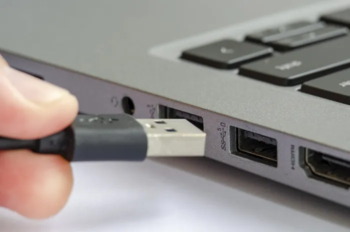 Gerahmter Druck : USB wird in Laptop eingesteckt, was das Risiko eines unautorisierten Datenübertrags oder einer Malware hervorruft. Gerahmter Druck : USB wird in Laptop eingesteckt, was das Risiko eines unautorisierten Datenübertrags oder einer Malware hervorruft.