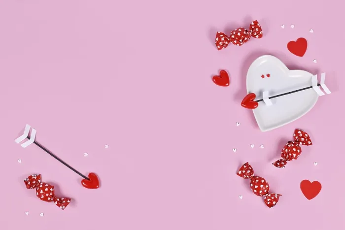 Gerahmter Druck : Valentinstagschokolade, herzförmiger Teller und Liebespfeile auf rosa Hintergrund mit Auslassraum Valentinstagschokolade. Gerahmter Druck : Valentinstagschokolade, herzförmiger Teller und Liebespfeile auf rosa Hintergrund mit Auslassraum Valentinstagschokolade.