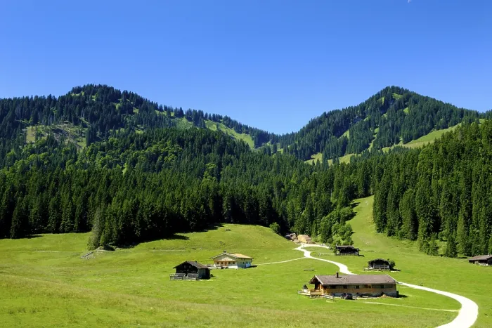 Gerahmter Druck : Valepp, Alpenhütten mit RoBkopf. Gerahmter Druck : Valepp, Alpenhütten mit RoBkopf.
