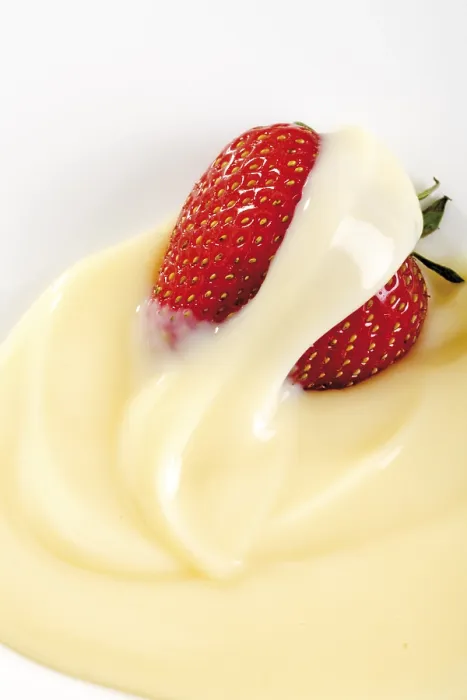 Gerahmter Druck : Vanillepudding und frische Erdbeeren. Gerahmter Druck : Vanillepudding und frische Erdbeeren.