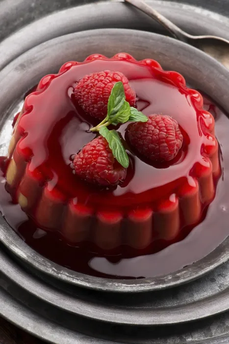 Gerahmter Druck : Vanillepudding mit Erdbeere und Erdbeersoße.