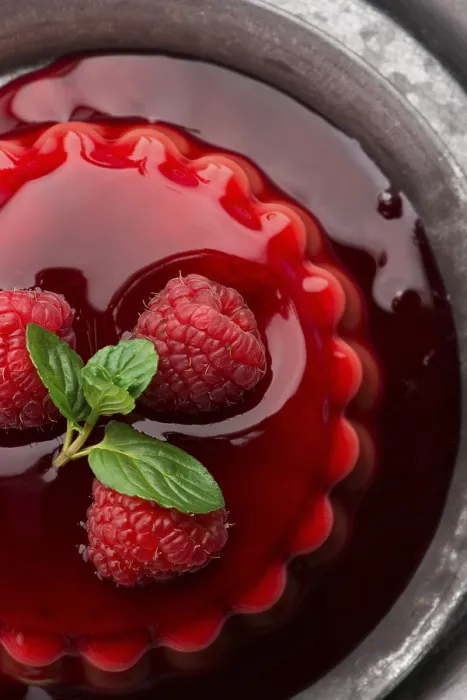 Gerahmter Druck : Vanillepudding mit Erdbeere und Erdbeersoße Gerahmter Druck : Vanillepudding mit Erdbeere und Erdbeersoße