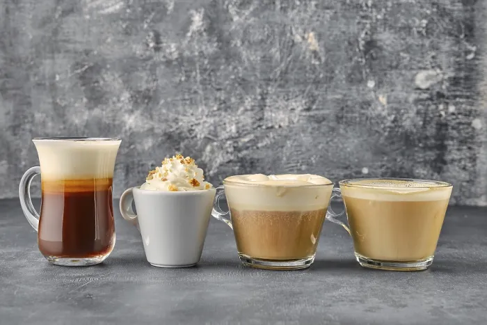 Gerahmter Druck : Variation von Kaffeegetränken auf schäbiger Hintergrund.
