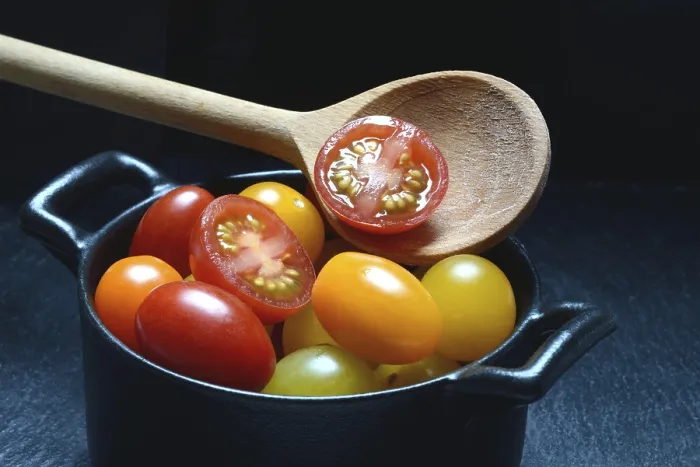 Gerahmter Druck : Verschiedene Kirschtomaten in Töpfen, Kirschtomatensort. Gerahmter Druck : Verschiedene Kirschtomaten in Töpfen, Kirschtomatensort.