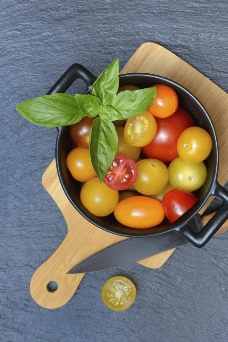 Gerahmter Druck : Verschiedene Kirschtomaten in Töpfen, Kirschtomatensort. Gerahmter Druck : Verschiedene Kirschtomaten in Töpfen, Kirschtomatensort.