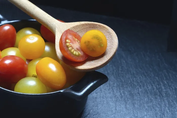 Gerahmter Druck : Verschiedene Kirschtomaten in Töpfen, Kirschtomatensort. Gerahmter Druck : Verschiedene Kirschtomaten in Töpfen, Kirschtomatensort.