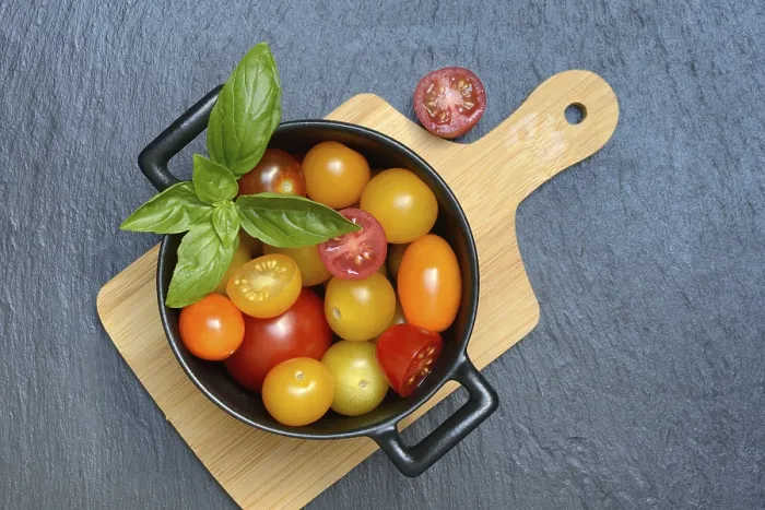 Gerahmter Druck : Verschiedene cherry-Tomaten in Töpfen, Cherry-Tomate. Gerahmter Druck : Verschiedene cherry-Tomaten in Töpfen, Cherry-Tomate.