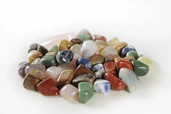Gerahmter Druck : Verschiedene farbige Edelsteine, weißer Hintergrund. Gerahmter Druck : Verschiedene farbige Edelsteine, weißer Hintergrund.