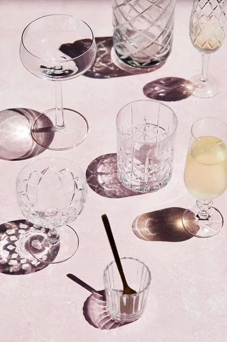 Gerahmter Druck : Von oben verschiedene elegante Gläser. Gerahmter Druck : Von oben verschiedene elegante Gläser.