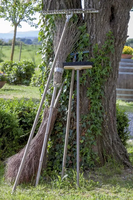 Gerahmter Druck : Verschiedene Gartearbeiter lehnen sich an einen Baum. Gerahmter Druck : Verschiedene Gartearbeiter lehnen sich an einen Baum.