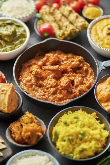 Gerahmter Druck : Viele indische Gerichte auf einem Tisch. Gerahmter Druck : Viele indische Gerichte auf einem Tisch.