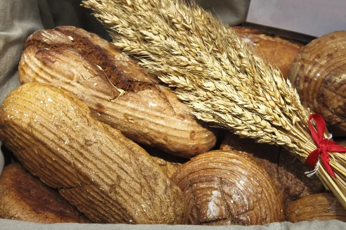 Gerahmter Druck : Viele Arten frischer Brot in einem Korb. Gerahmter Druck : Viele Arten frischer Brot in einem Korb.