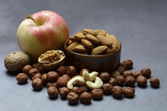 Gerahmter Druck : Verschiedene Nüsse und Apfel.