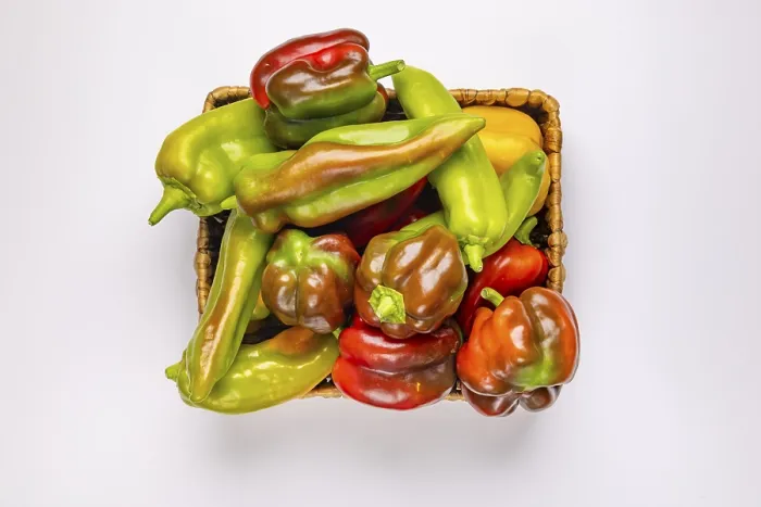 Gerahmter Druck : Verschiedene Paprika (Capsicum) in Körben.