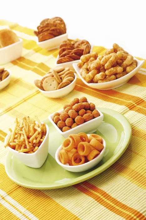 Gerahmter Druck : Verschiedene gewürzte Snacks in Schüsseln. Gerahmter Druck : Verschiedene gewürzte Snacks in Schüsseln.