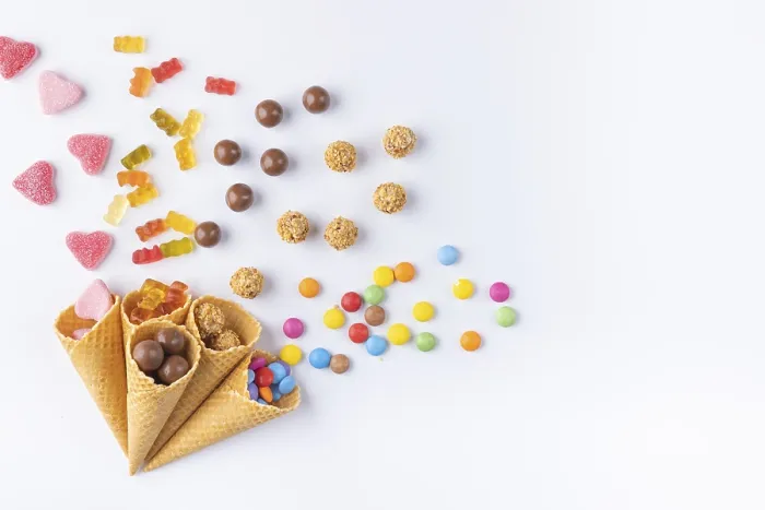 Gerahmter Druck : Verschiedene Süßigkeiten in und außer Eiscreme-Konischen auf einem weißen Hintergrund. Gerahmter Druck : Verschiedene Süßigkeiten in und außer Eiscreme-Konischen auf einem weißen Hintergrund.