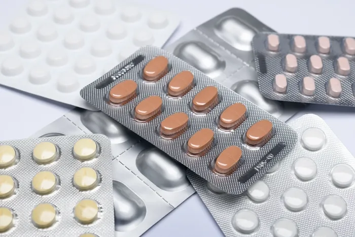 Gerahmter Druck : Verschiedene Tabletten in Blisterverpackung, Deutschland.